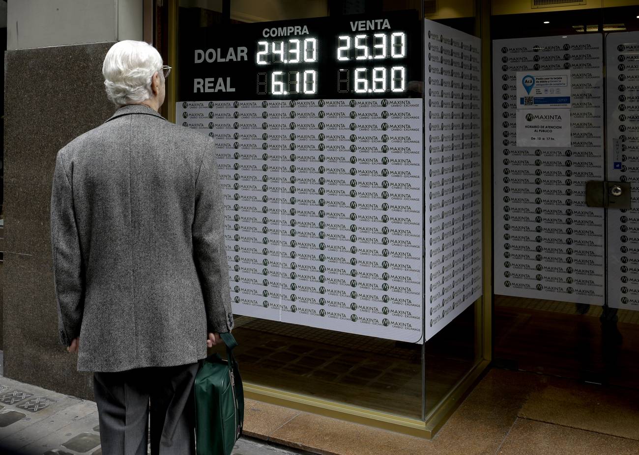 <p>Las raíces de la sorpresiva crisis económica argentina</p>