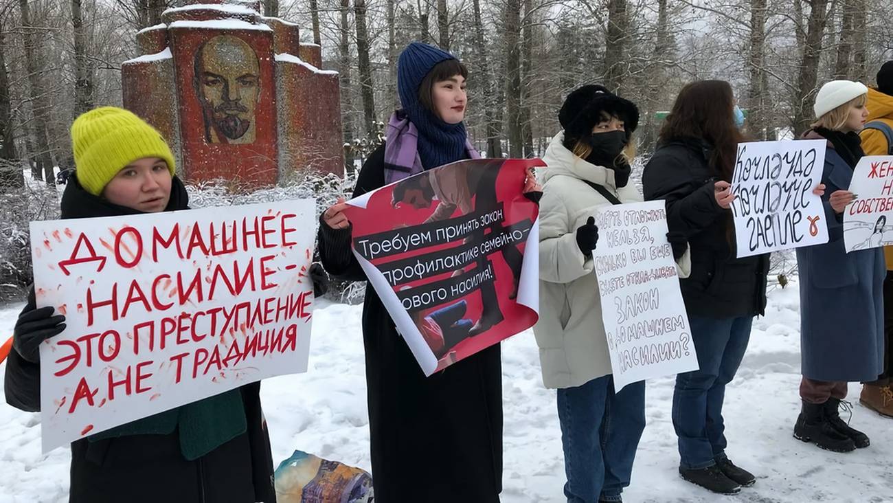 <p>Flores bajo el hierro: un feminismo resistente en una Rusia en guerra</p>