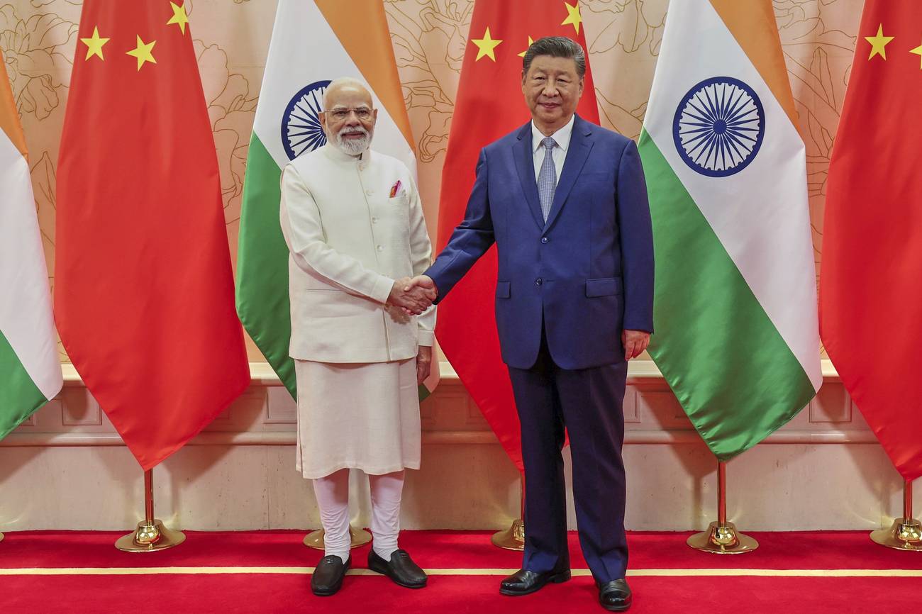 <p>La danza del dragón y el elefante</p>  China y la India se acercan como respuesta a Trump