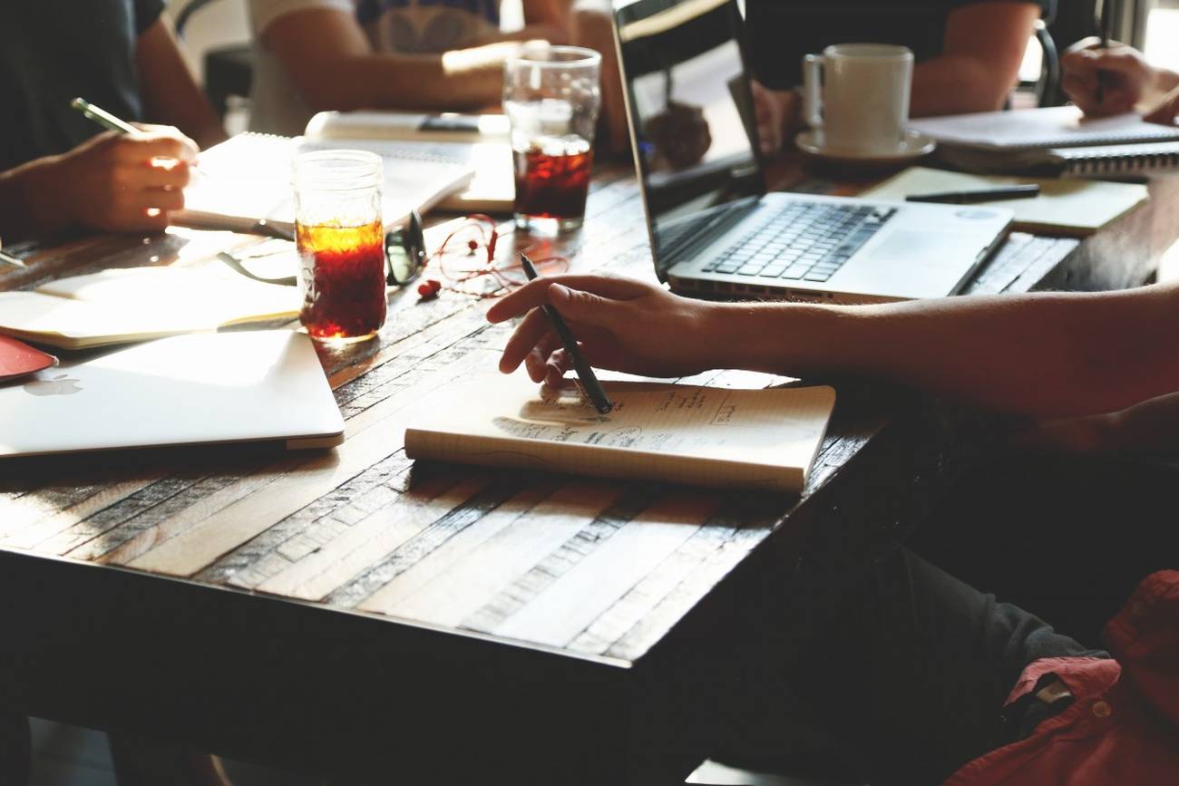 <p>La economía humana: crear medios de subsistencia decentes en el capitalismo digital</p>