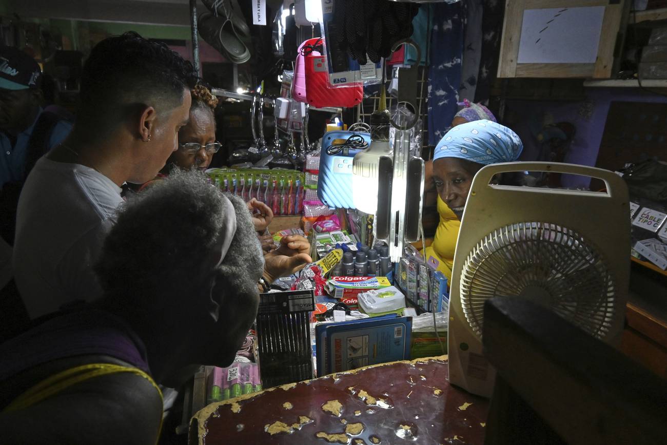 Los cubanos votan, otra vez, con los pies