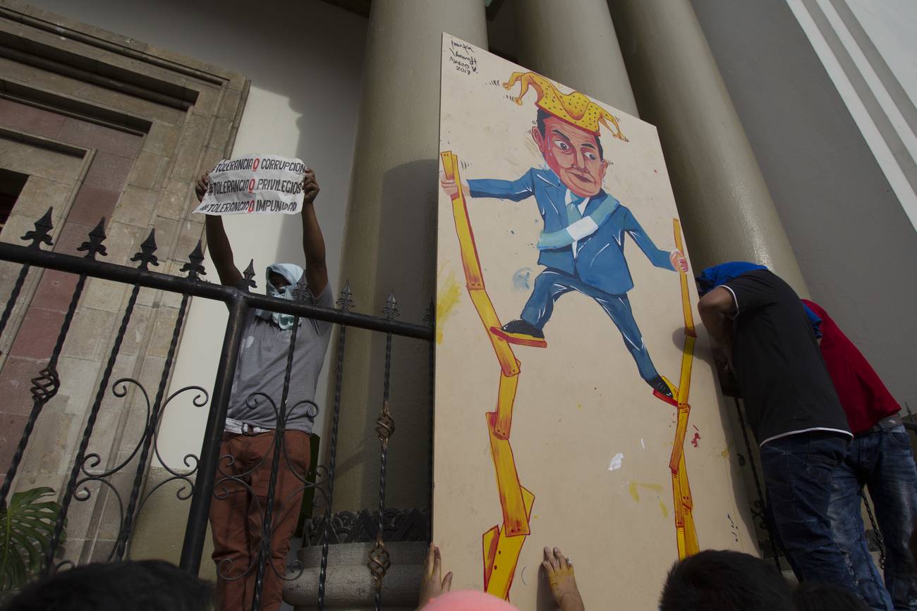 <p>Jimmy Morales: la corrupción desata la tormenta</p>