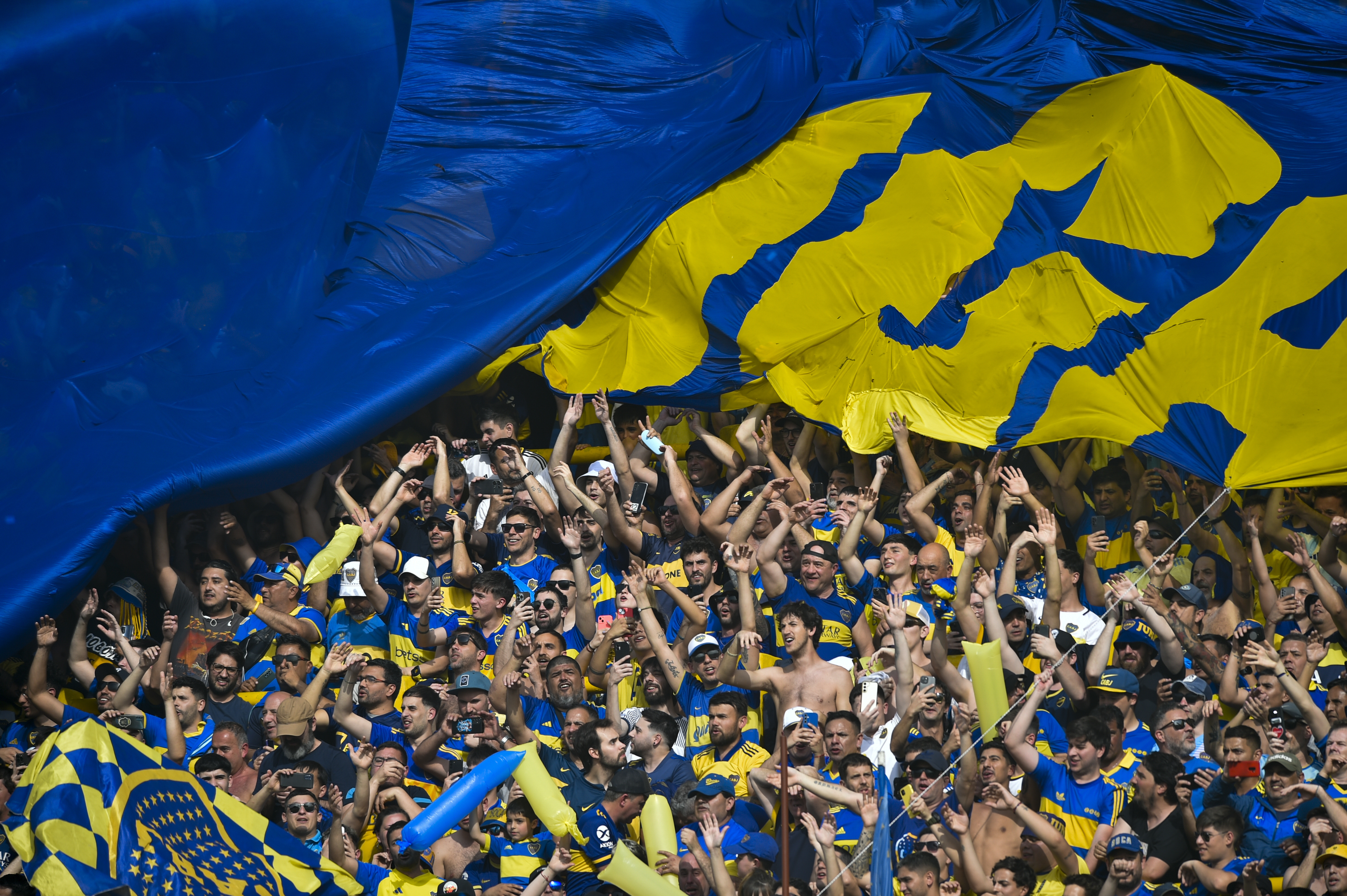 Cantar, alentar, insultar