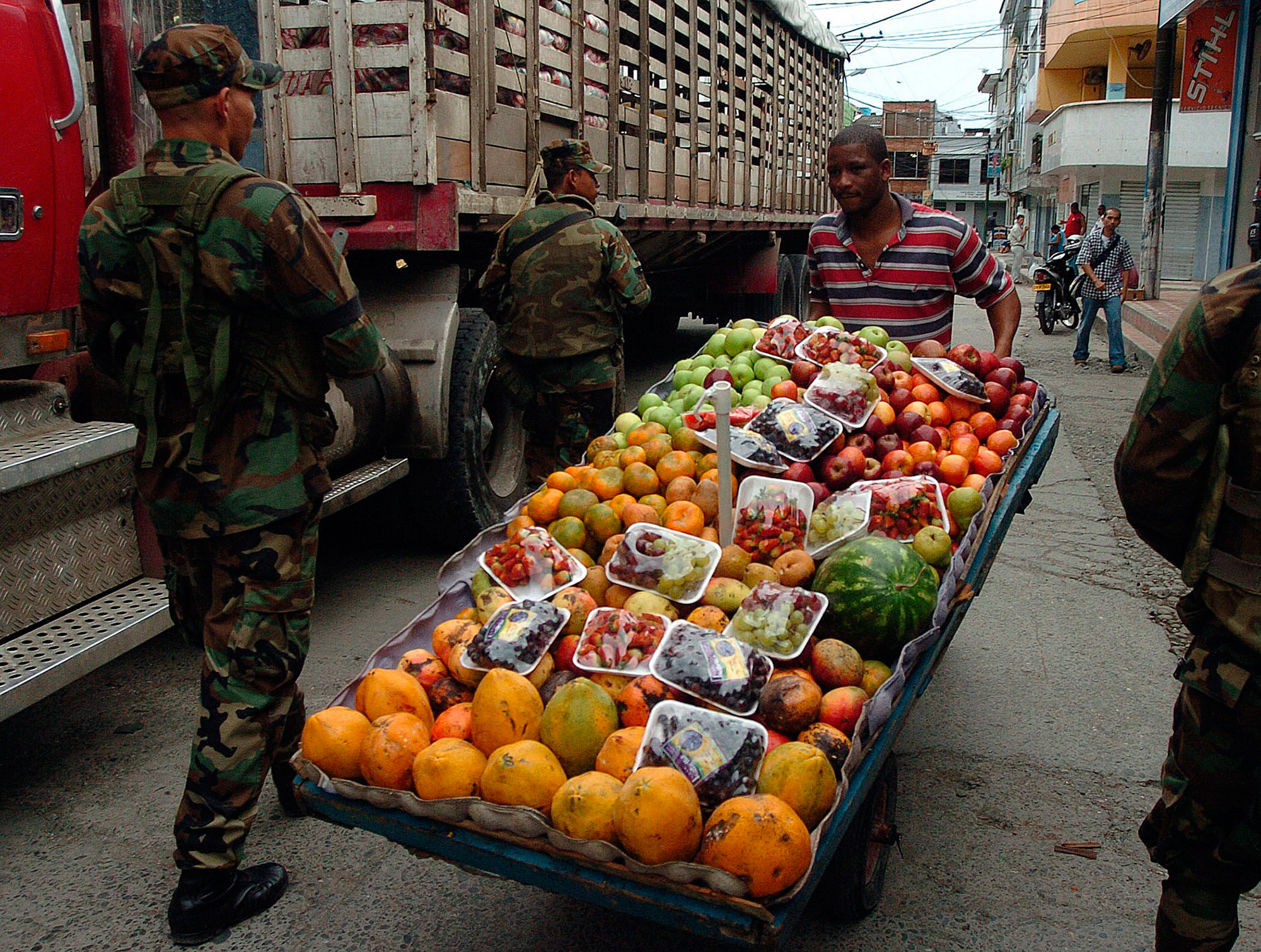 Papayas, langostinos, drogas y basura
