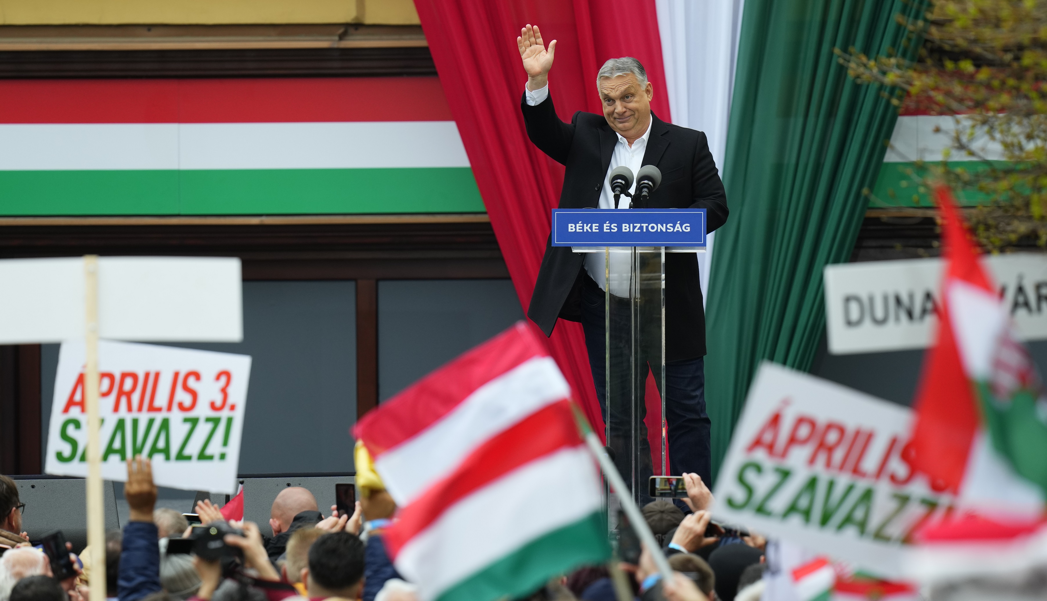<p>A la derecha de Viktor Orbán no está solo la pared</p>