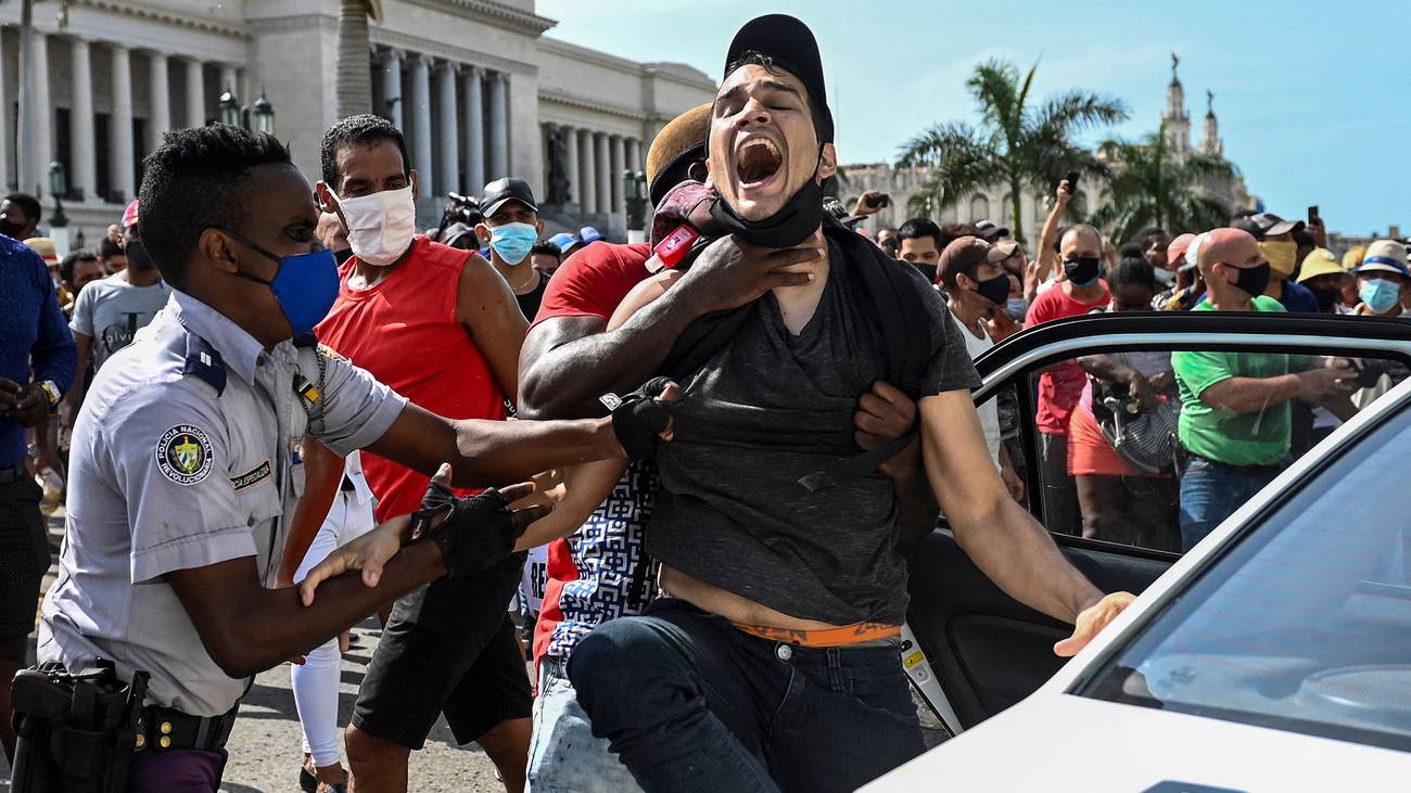 <p><strong>El derecho y la ley frente a las protestas en Cuba</strong><span></span></p>