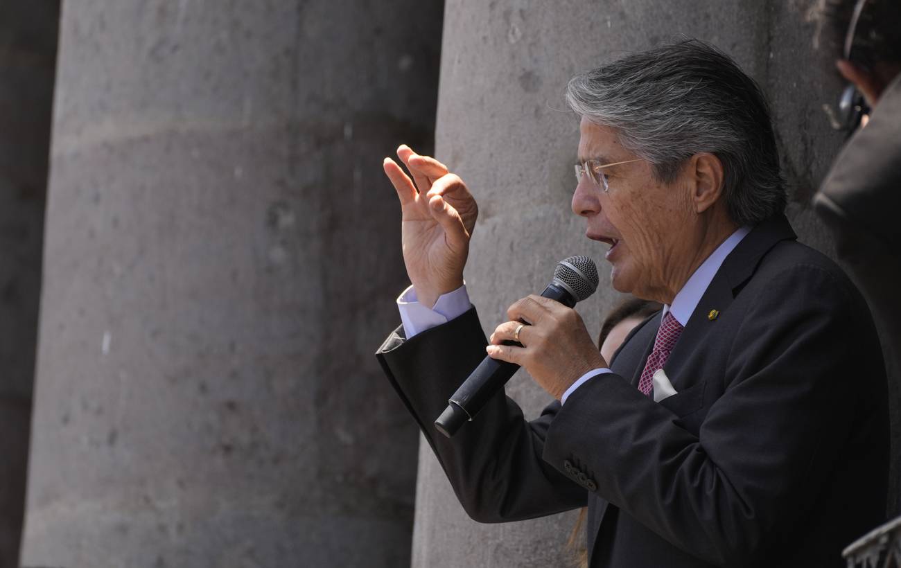 <p>El rey está desnudo</p>  Crisis estatal y erosión democrática en Ecuador