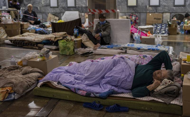 <p>Con guerra y sin techo: así vive la gente sin hogar en Kiev</p>