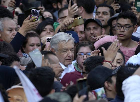 <p>AMLO, el pueblo y la democracia</p>