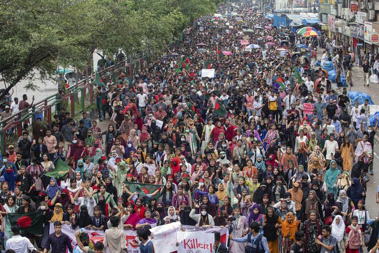 <p>La juventud de Bangladesh vela por su revolución</p>