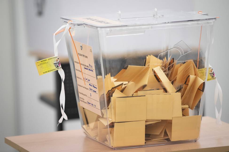 Votación ponderada, revolución y aplausos en una sala de conciertos