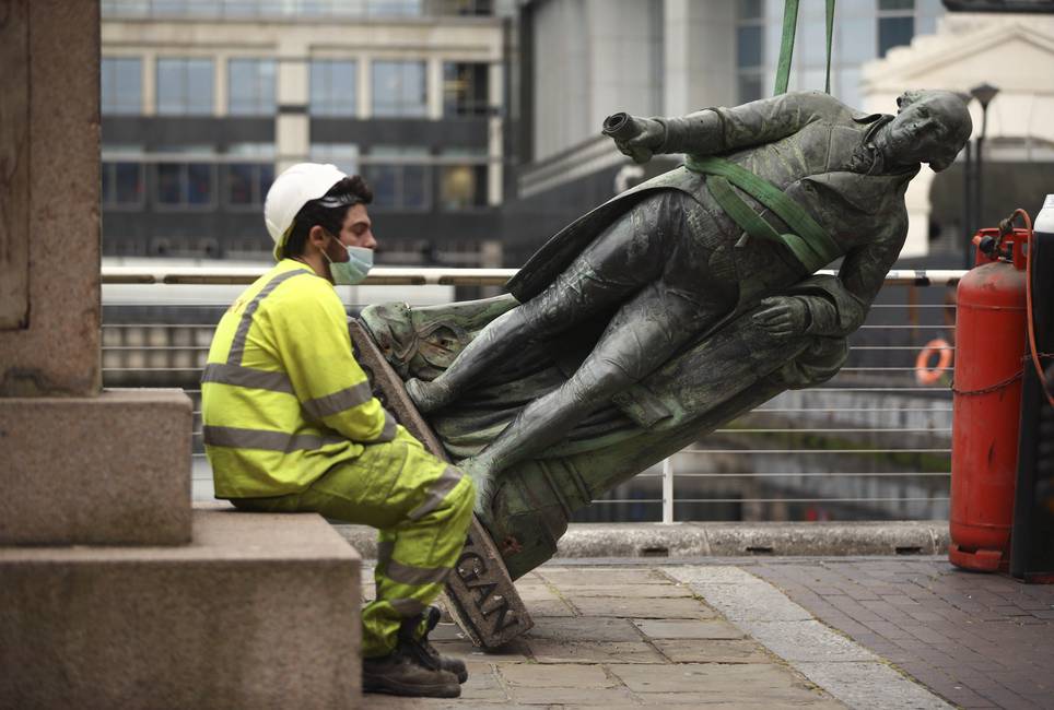 Derribar estatuas no borra la historia, nos hace verla con más claridad