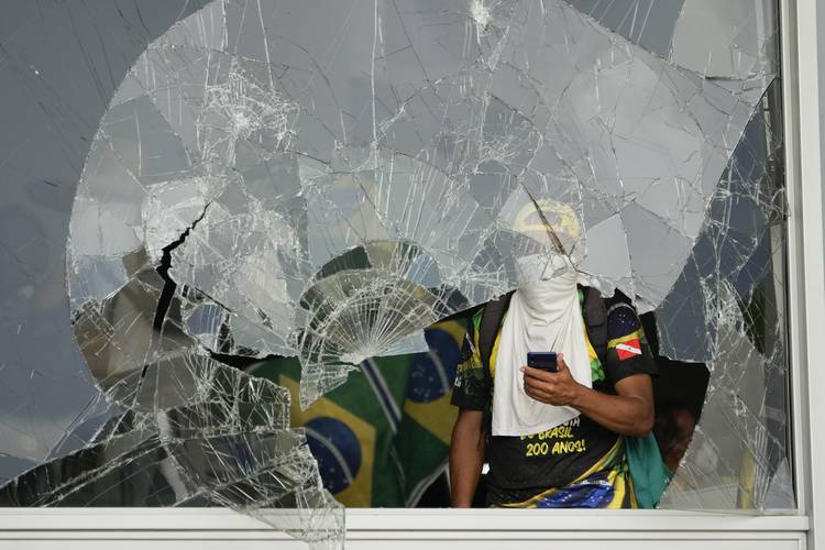 <p>Brasil, tragedia y farsa</p>