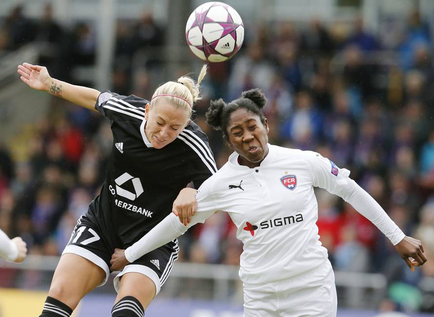 El juego y la guerra Las mujeres patean la pelota