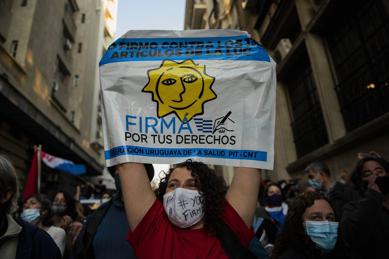 <p>La izquierda y la derecha festejan en el referéndum uruguayo</p>